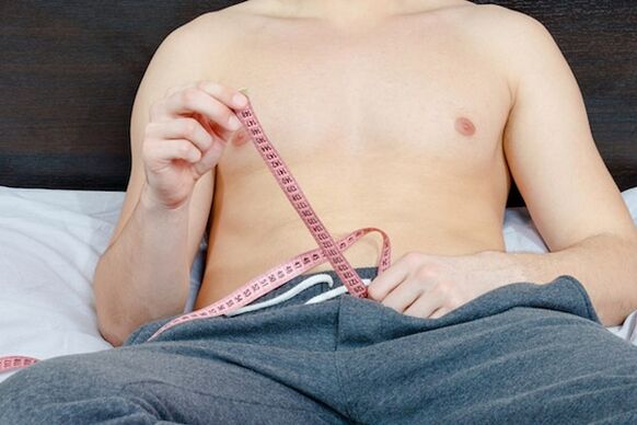 Mann misst den Penis vor der Vergrößerung